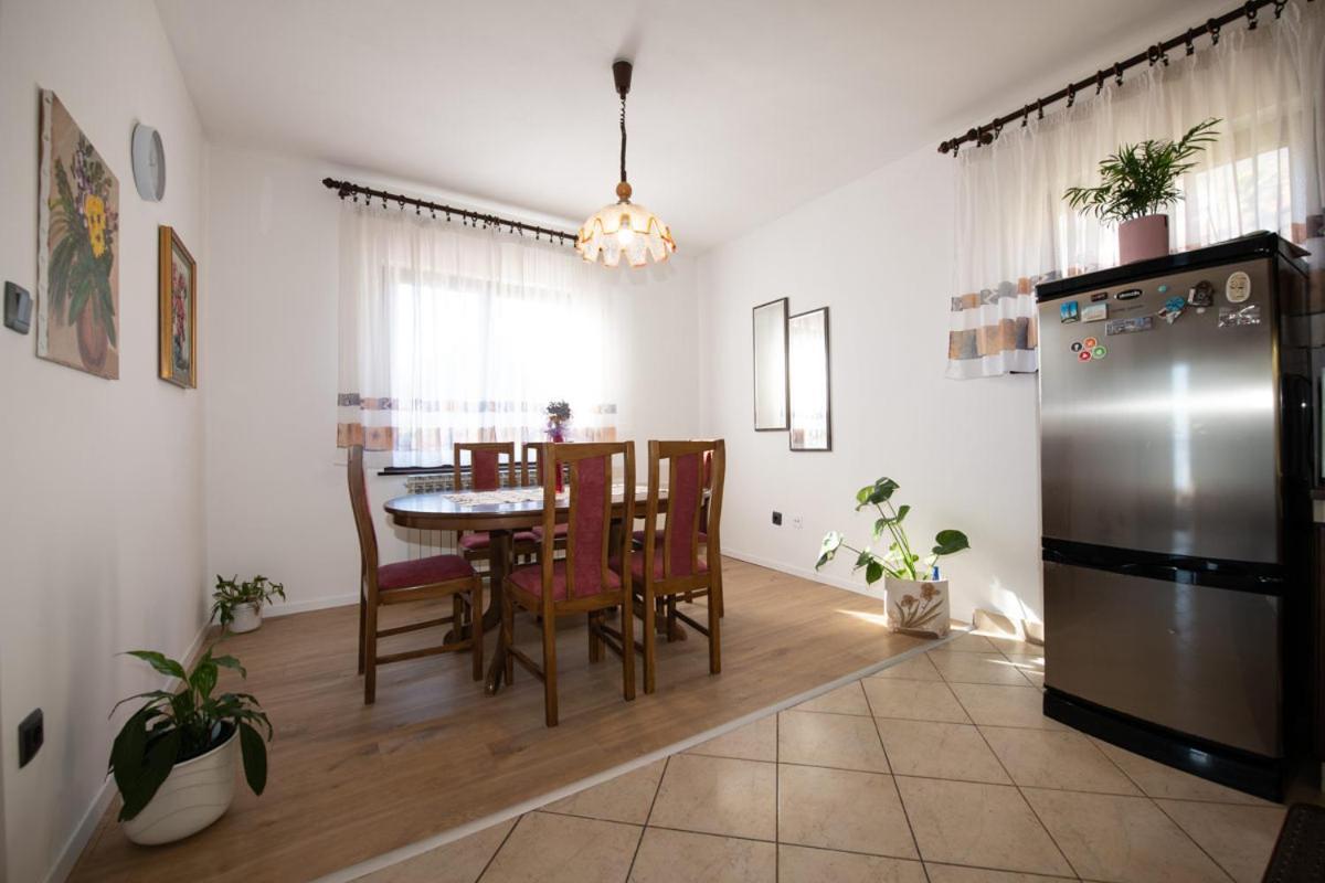 Apartman Elvis Lovran Exteriör bild
